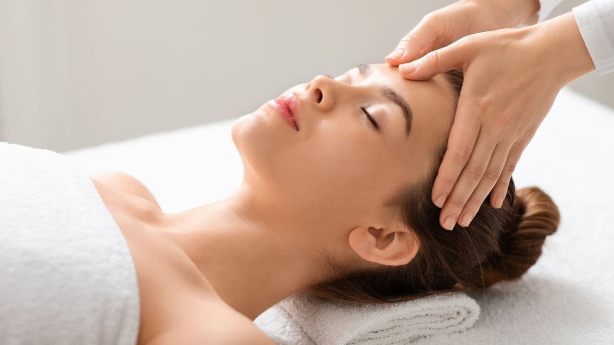 Chữa sụp mí mắt bằng diện chẩn: Thực hư hiệu quả