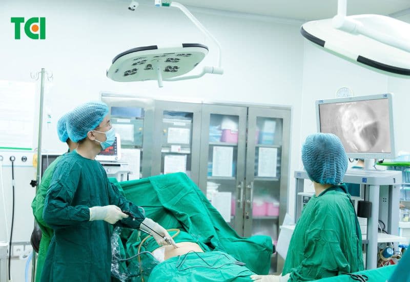 chữa thoát vị bẹn không cần mổ càng làm cho tình trạng thoát vị nặng nề hơn 