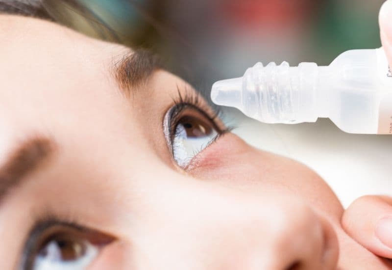 Trong mắt có hạt do viêm giác mạc, người bệnh cần điều trị bằng thuốc kháng virus, thuốc kháng sinh, thuốc kháng nấm…; tùy thuộc nguyên nhân gây viêm giác mạc, bác sĩ sẽ chỉ định thuốc phù hợp. 