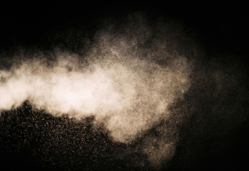 Một trong những chức năng chính của cơ mi mắt là bảo vệ mắt khỏi các tác nhân tiêu cực từ môi trường; mí mắt có thể nhanh chóng nhắm lại để ngăn chặn bụi bay vào mắt.