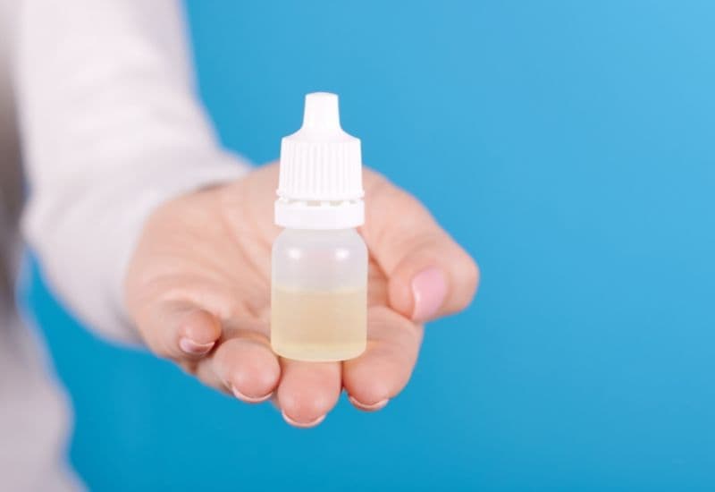 Trong một số trường hợp, bác sĩ có thể kê đơn thuốc chống viêm corticosteroid dạng nhỏ để giảm viêm, nhưng bạn cần sử dụng thuốc này một cách thận trọng và theo chỉ định.