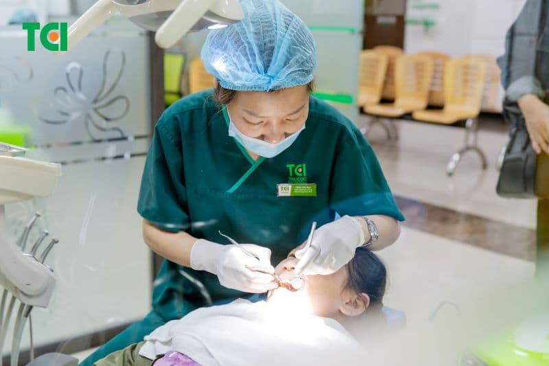 Khi răng sữa gặp vấn đề về tủy, việc điều trị tại nha khoa là cần thiết.