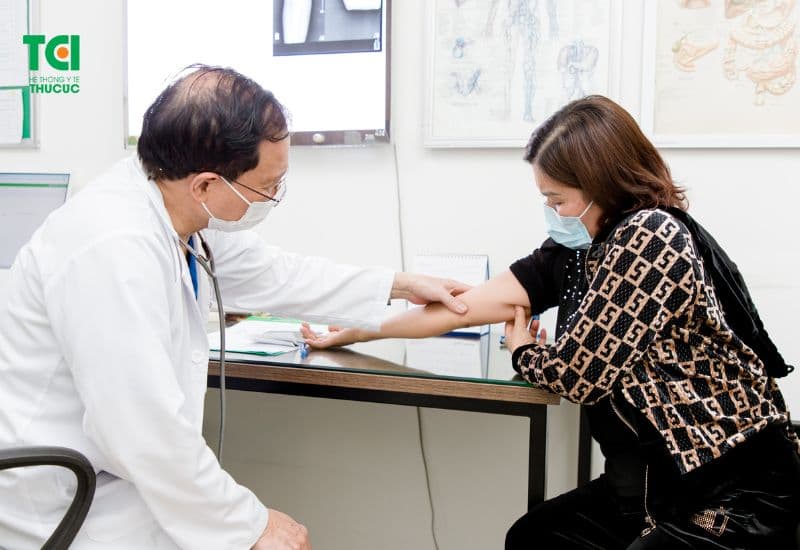 trật khớp khuỷu tay