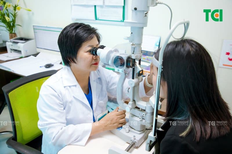 Đi khám để bác sĩ chẩn đoán khả năng thực hiện việc phẫu thuật của bạn.