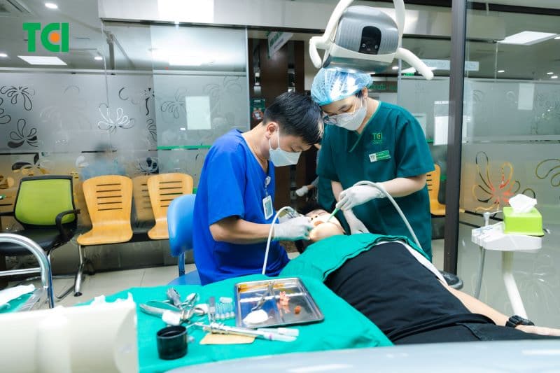 nhổ răng khôn mọc lệch