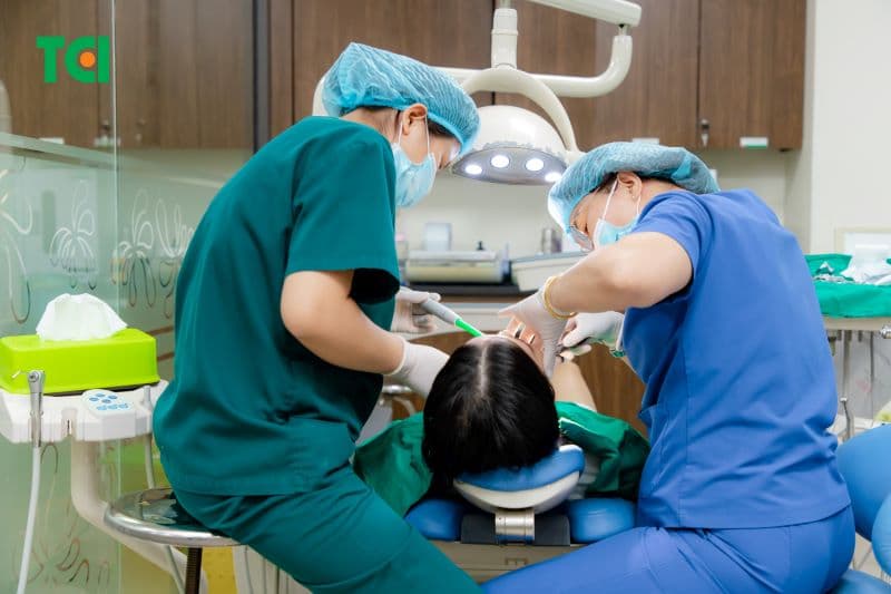 niềng răng mắc cài kim loại