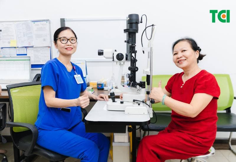 Để lựa chọn phương pháp phẫu thuật phù hợp, cần xem xét nhiều yếu tố, bao gồm nguyên nhân sụp mí mắt, mức độ sa của mí mắt, độ đàn hồi của cơ và tình trạng sức khỏe tổng thể của người bệnh.