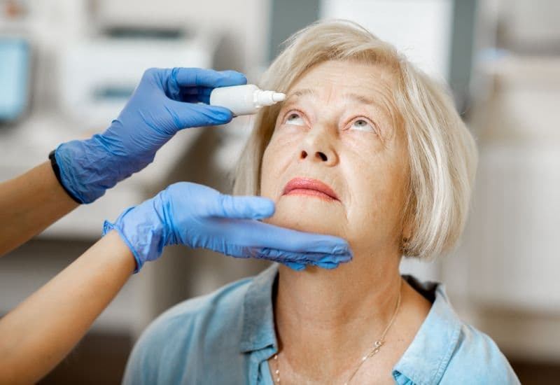 Thuốc giãn đồng tử được sử dụng trong quá trình kiểm tra võng mạc có thể gây nhạy cảm với ánh sáng và làm mờ tầm nhìn trong vài giờ sau khi thực hiện.