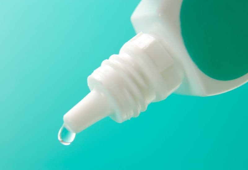 Đối với sưng đau mí mắt trên do viêm bờ mi, bác sĩ có thể kê đơn thuốc kháng sinh dạng nhỏ hoặc dạng bôi.