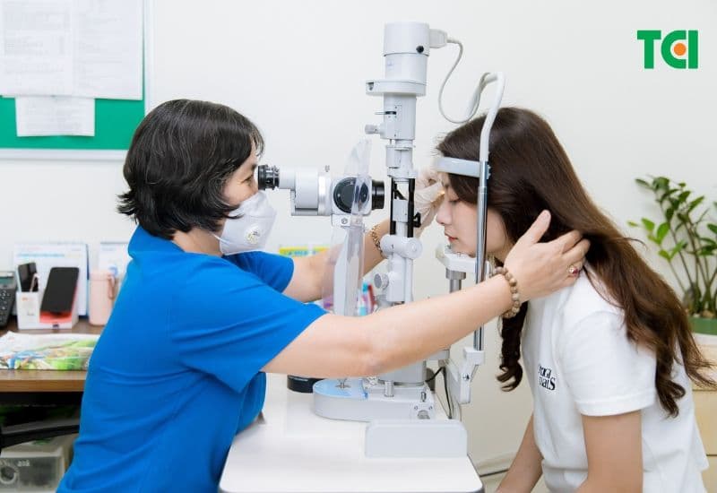 Tình trạng sưng đau mí mắt trên có thể khá phổ biến nhưng không nên bị xem nhẹ.