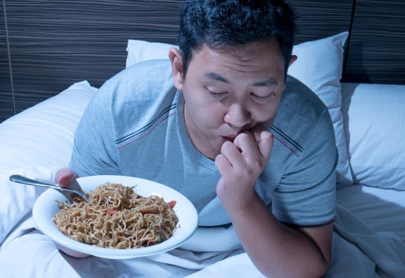 Thói quen ăn uống, sinh hoạt không hợp lý gây ợ chua sau khi ăn