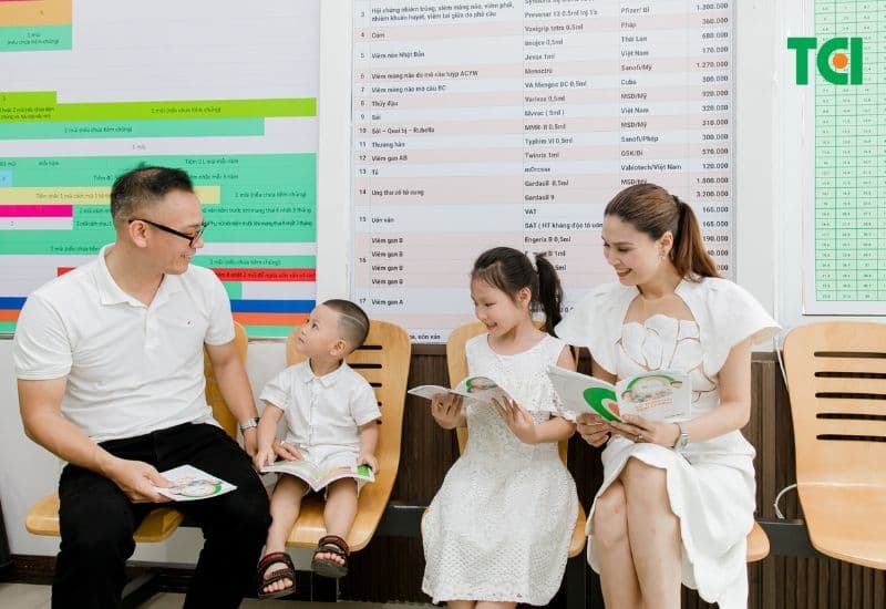 Tiêm chủng dịch vụ là hình thức tiêm chủng tự nguyện, người dân tự trả chi phí để được tiêm các vắc xin ngoài chương trình tiêm chủng mở rộng.