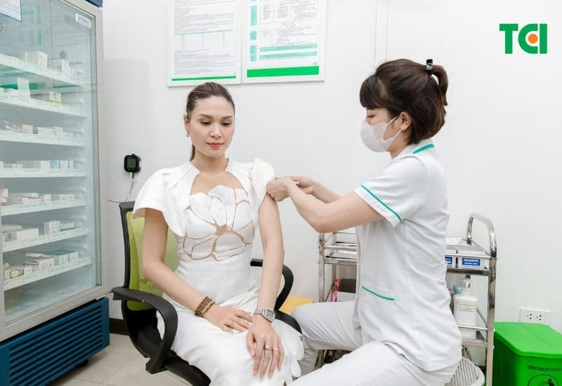 Tiêm vắc xin dịch vụ phù hợp với nhiều đối tượng khác nhau, như trẻ em, người lớn, phụ nữ mang thai, người có bệnh lý nền, người du lịch, công tác nước ngoài.