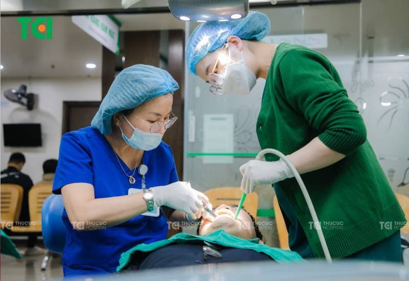 thực hiện trám răng sâu lỗ nhỏ