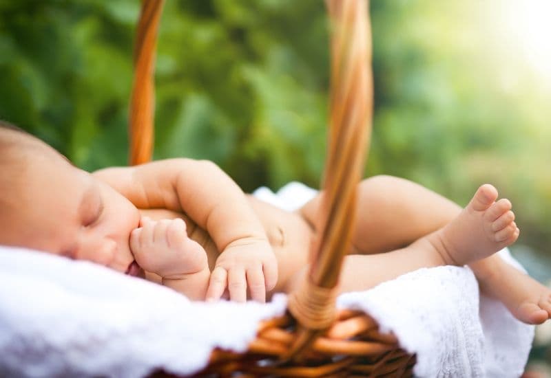 Cho trẻ tiếp xúc với ánh nắng mặt trời vào sáng sớm hoặc chiều muộn để cơ thể tự tổng hợp vitamin D; tuy nhiên, cần tránh cho trẻ tiếp xúc với ánh nắng gay gắt và nhớ bôi kem chống nắng khi cần thiết.