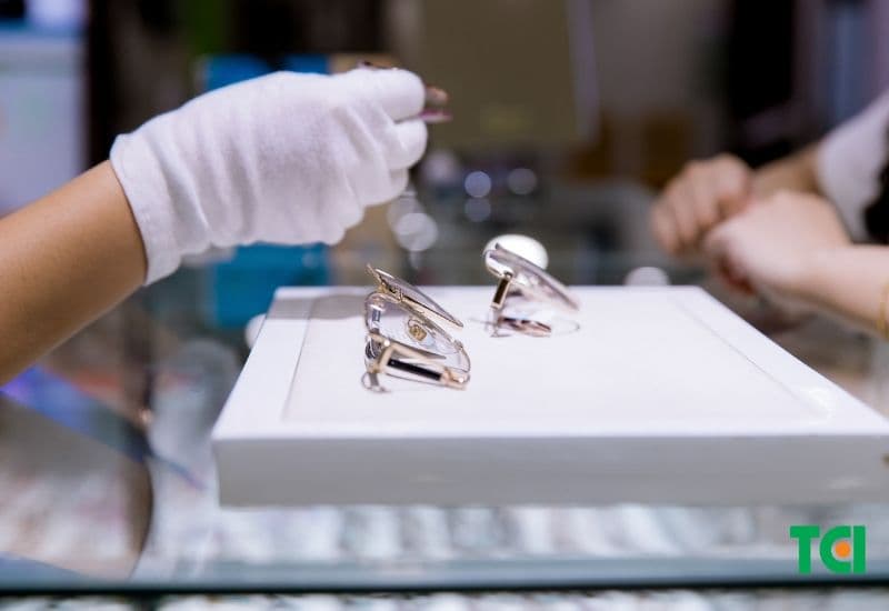 Ngay cả khi tròng kính không ố vàng, thay tròng kính cận mới sau một thời gian sử dụng (thường là 1 - 2 năm) sẽ giúp đảm bảo chất lượng thị giác và sức khỏe mắt của bạn.