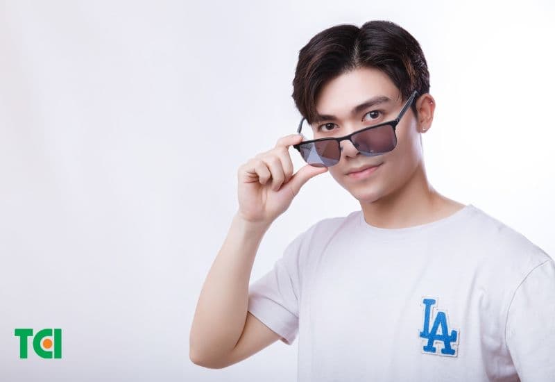 Tròng kính đổi màu thương hiệu Chemi nâu mang lại cảm giác ấm áp và tăng cường độ tương phản, phù hợp cho các hoạt động ngoài trời như lái xe hay chơi golf.