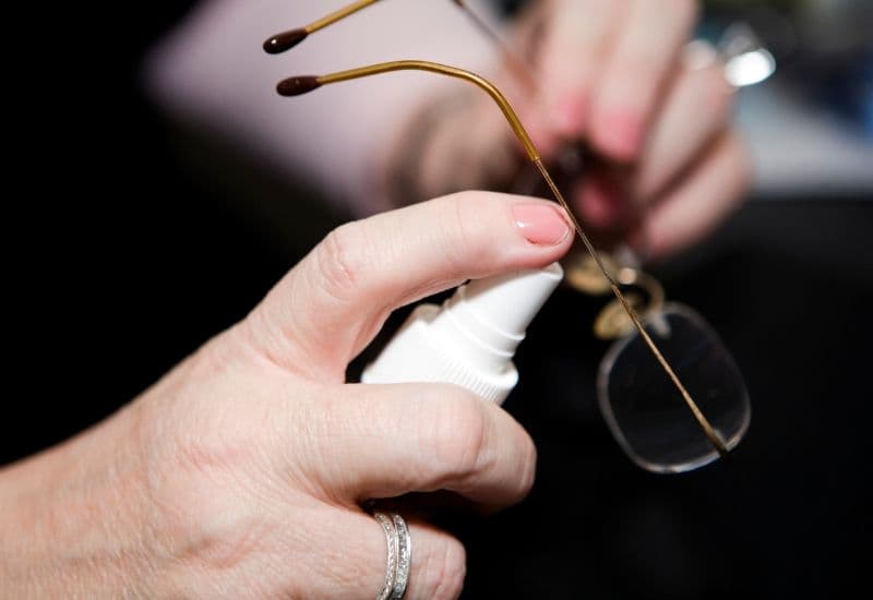 Để duy trì hiệu suất tối ưu của tròng kính đổi màu, cần vệ sinh thường xuyên bằng dung dịch vệ sinh chuyên dụng.