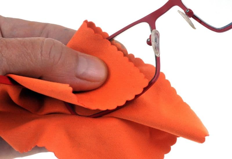 Sử dụng dung dịch chuyên dụng để vệ sinh tròng kính.