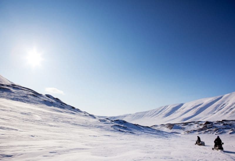 Tròng kính polarized hoạt động dựa trên nguyên lý phân cực ánh sáng. 