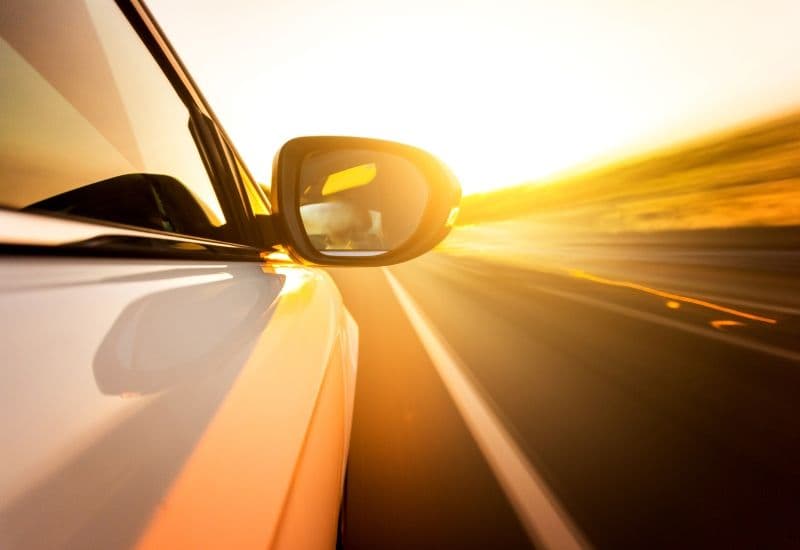 Nhiều tài xế chuyên nghiệp và người lái xe thường xuyên ưa chuộng kính phân cực vì khả năng giảm chói và tăng tầm nhìn trên đường.