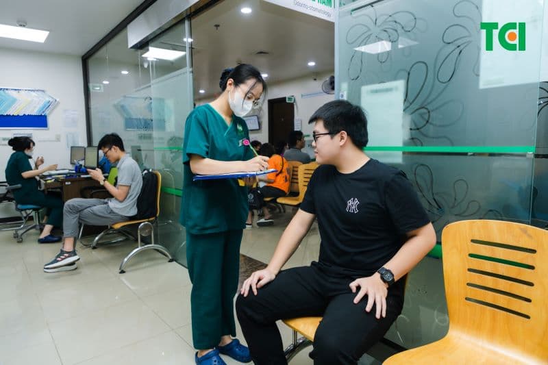 trồng răng sứ có đau không