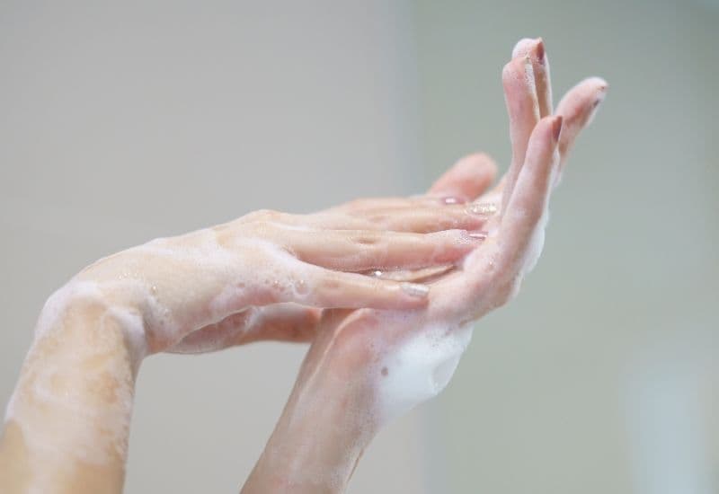 Trước khi tiến hành vệ sinh mí mắt, đảm bảo rằng tay của bạn đã được rửa sạch sẽ bằng xà phòng và nước để ngăn ngừa virus, vi khuẩn từ tay lây lan vào mắt.