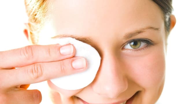 Hướng dẫn vệ sinh mi mắt chi tiết