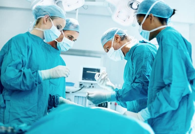 Võng mạc nhân tạo bao gồm một hệ thống các chip điện tử siêu nhỏ, được cấy vào mắt, để thay thế các tế bào cảm quang bị tổn thương.