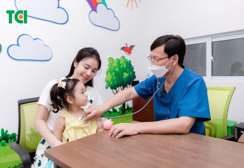 Mặc dù tiêm chủng là biện pháp an toàn và hiệu quả để bảo vệ sức khỏe cho trẻ nhưng vẫn có một số trường hợp cần thận trọng hoặc trì hoãn tiêm. 