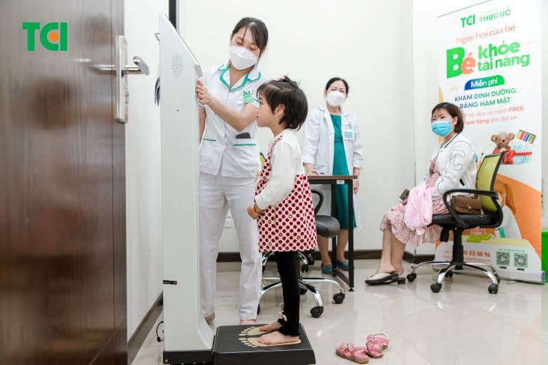 Yếu tố đầu tiên để xác định trẻ suy dinh dưỡng hay không là dựa vào cân nặng, chiều cao.