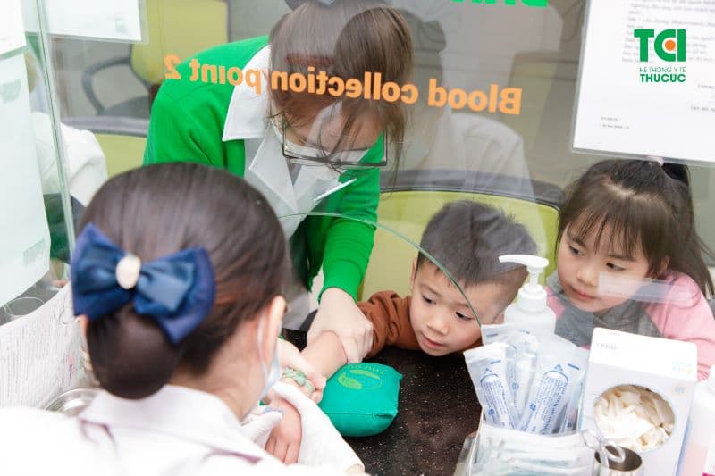 Xét nghiệm máu cũng giúp đánh giá thiếu hụt chất trong cơ thể trẻ.