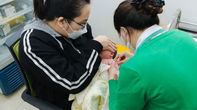 Dành cho cha mẹ cảm thấy lo lắng khi chích ngừa cho bé sơ sinh