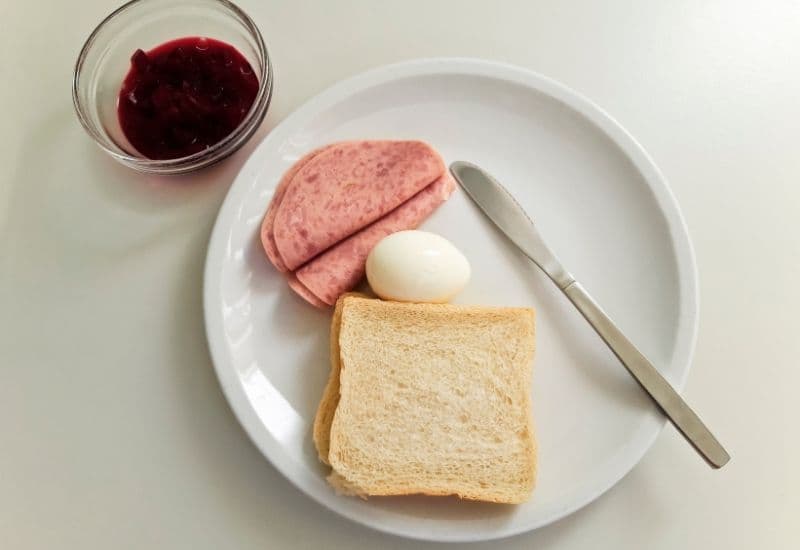 Chế độ ăn uống thiếu chất cũng là nguyên nhân gây còi xương.