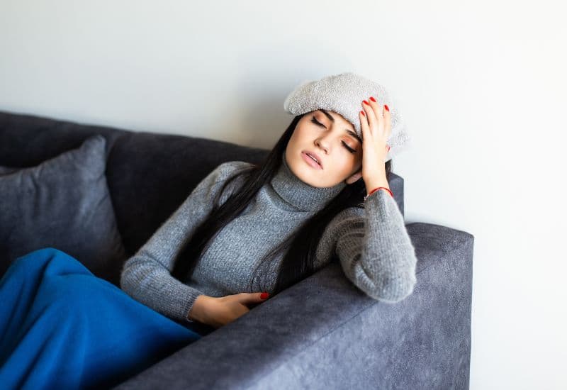 Giải đáp chi tiết thắc mắc: Đang bị sốt có tiêm vắc-xin được không?