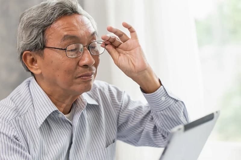 Đục thủy tinh thể độ trung bình sẽ ảnh hưởng đến khả năng đọc sách, xem vi tính