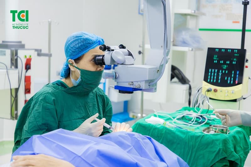Bác sĩ mổ Phaco điều trị thủy tinh thể cho bệnh nhân tại TCI