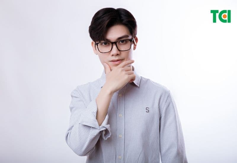 Tròng kính cận thường có cấu tạo nhiều lớp, mỗi lớp giữ một vai trò quan trọng riêng trong cải thiện thị lực và bảo vệ mắt.