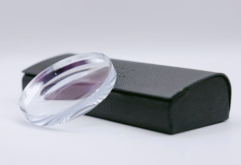 Tròng kính cận thông thường có giá thấp hơn, nhưng dày và nặng hơn, đặc biệt với những người có độ cận cao.