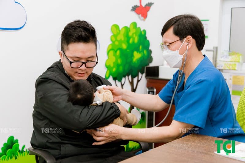 Trẻ phải được khám sàng lọc lâm sàng trước khi thực hiện tiêm.