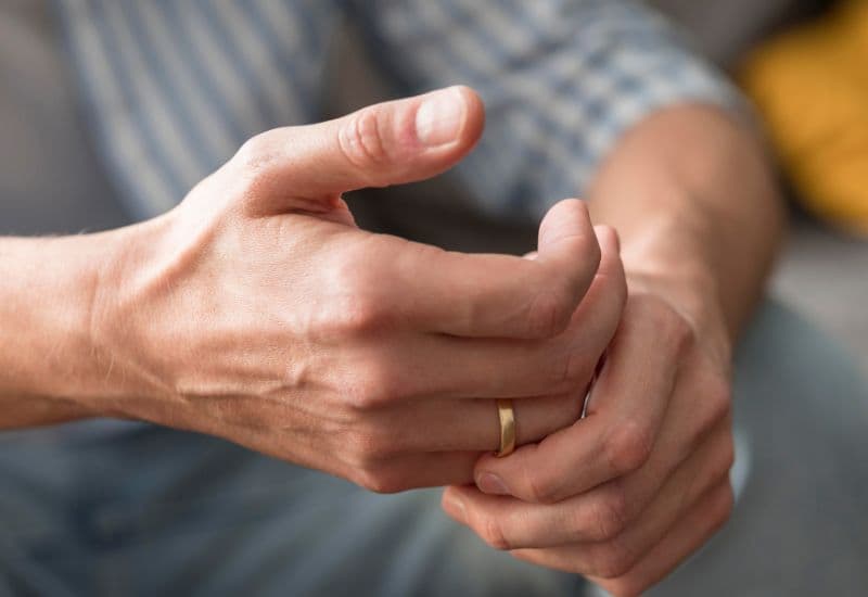 nguyên nhân gây trật khớp ngón tay