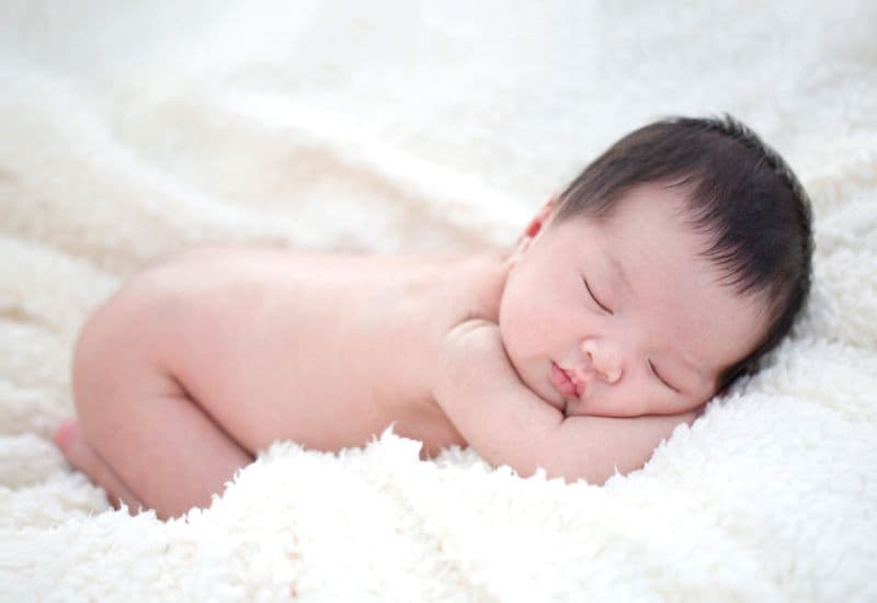 Đối với trẻ sơ sinh và trẻ nhỏ, cần tuân thủ lịch tiêm chủng được khuyến nghị bởi các tổ chức y tế. 