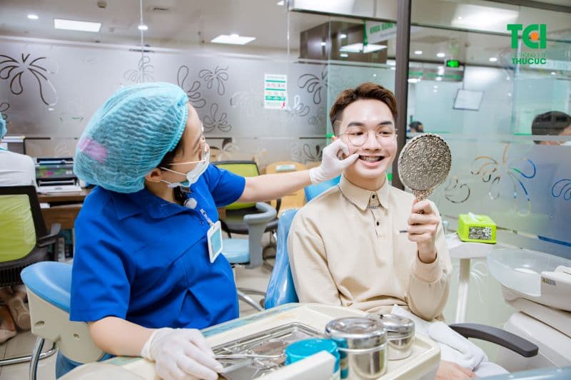 Tuân thủ các chỉ định, dặn dò của bác sĩ trong suốt quá trình niềng răng.