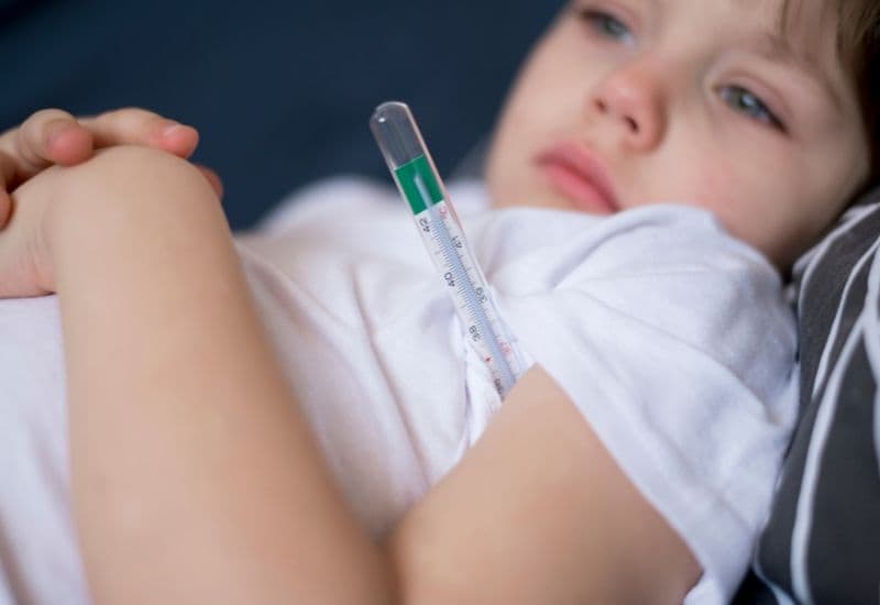 Sau khi nhiễm virus, thời gian ủ bệnh thường kéo dài từ 10 đến 21 ngày, trung bình là 14 ngày; sau đó, trẻ bắt đầu xuất hiện các triệu chứng của nổi trái rạ.