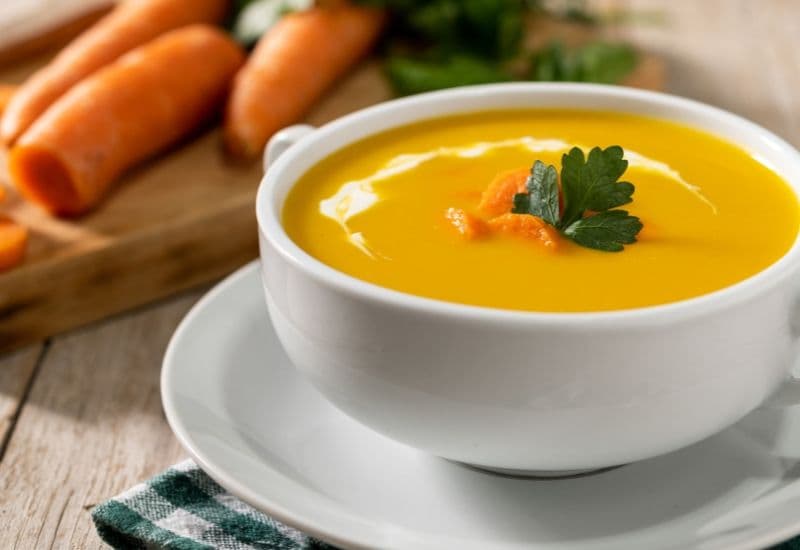 Khuyến khích trẻ uống nhiều nước và ăn thực phẩm mềm, dễ tiêu hóa như cháo, súp...