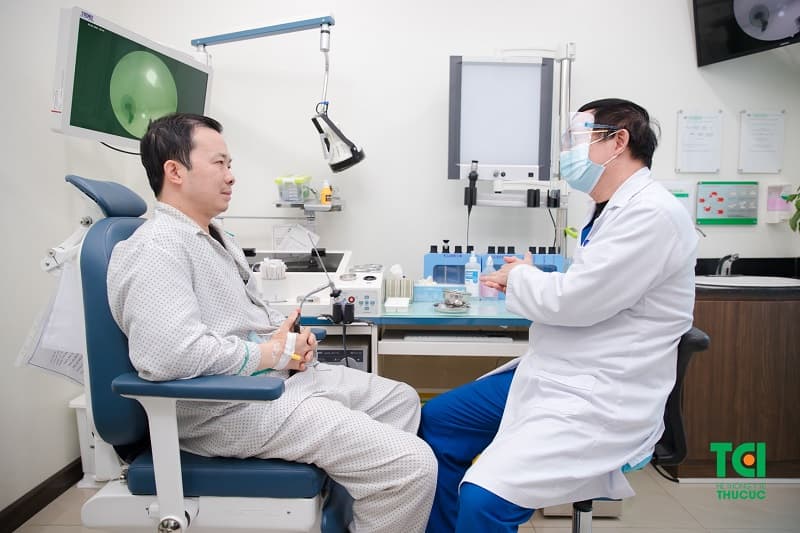 Bác sĩ tư vấn trước khi phẫu thuật loại bỏ u