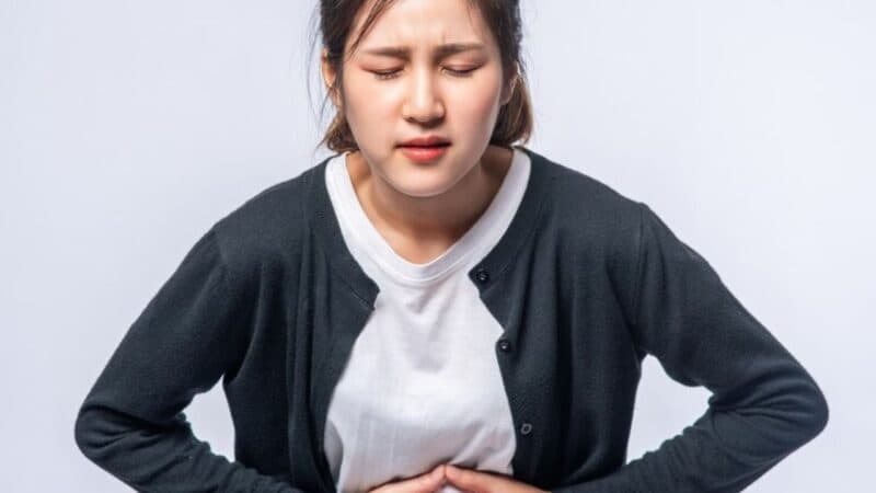 Trào ngược dạ dày thực quản (GERD) là một trong những nguyên nhân chính gây cảm giác nuốt vướng cổ