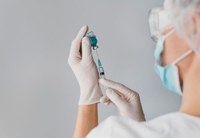 Nguyên nhân của các phản ứng phụ sau khi tiêm vắc-xin