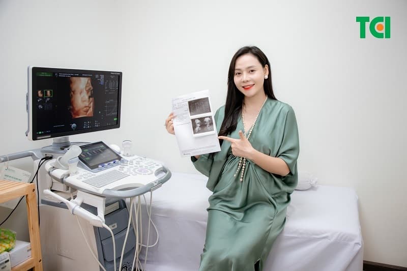 Bác sĩ thường kết hợp cả siêu âm màu và đen trắng khi theo dõi thai