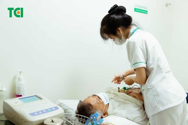 Cần làm gì nếu thường xuyên thấy ngực đau tức khi tập thể dục